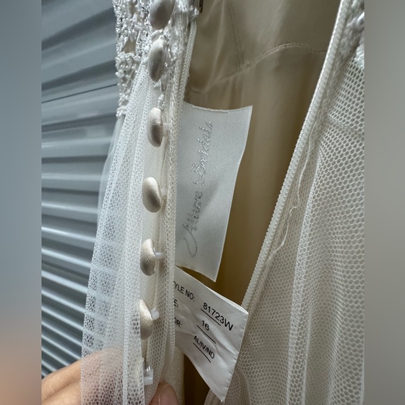 Allure Bridals Wedding Dress – Size 16 – Lace Bodice, Tulle Skirt, Small Train - Picture 4 of 11